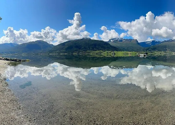 Πανσιόν Casa Hauge - Fjord View Sandane